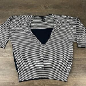 Apostrophe Women’s Black and White Striped Deep V Sweater, size large